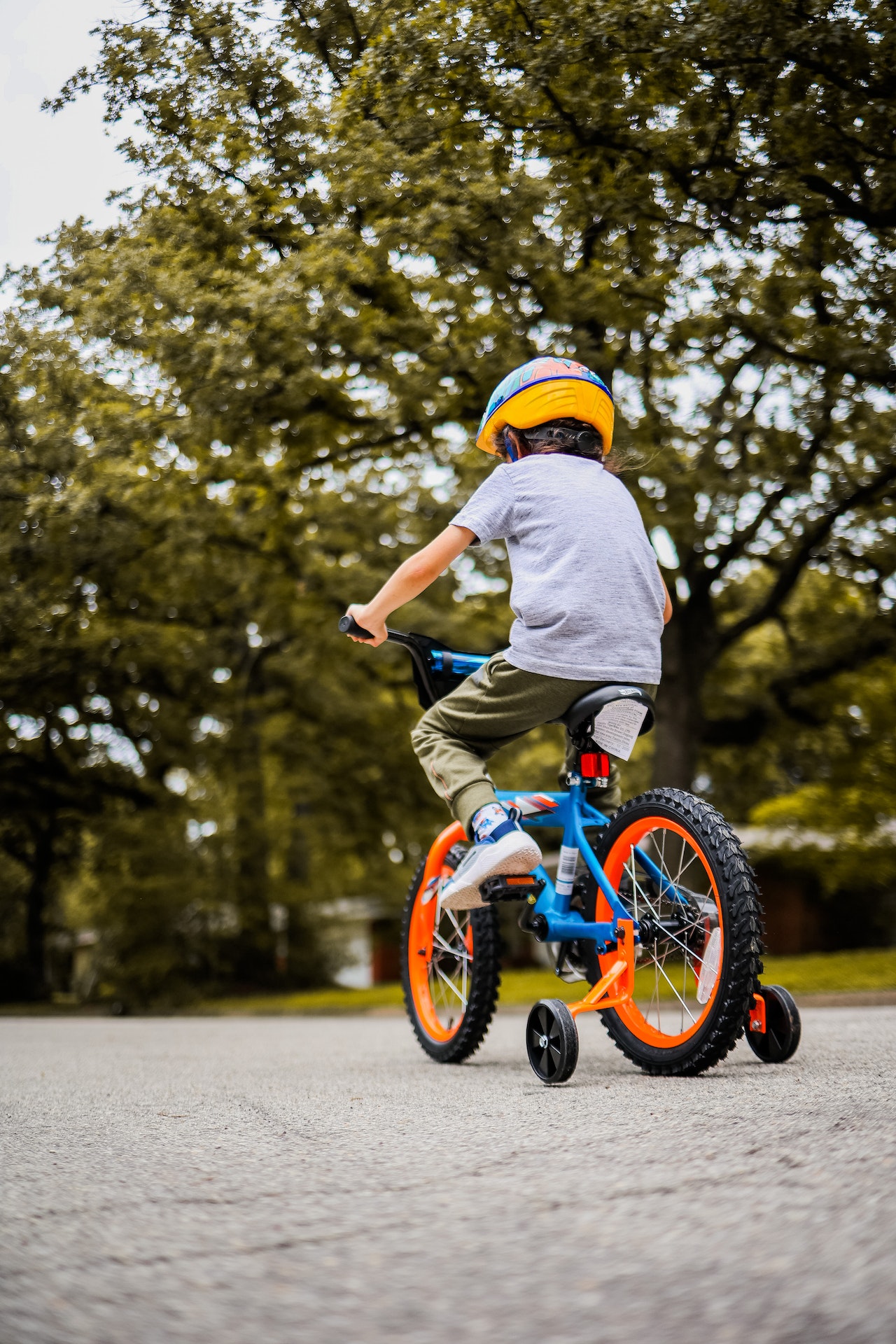 niño en bicicleta con protección