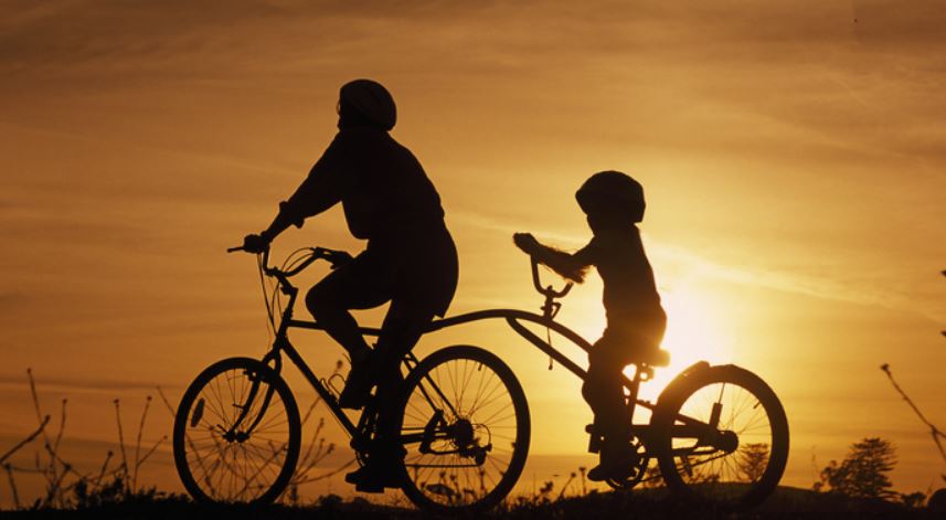 padre e hijo en bicicleta